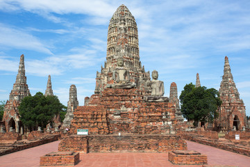 Obraz premium Wat (temple) Chai Watthanaram was built over 300 years ago, along the banks of the Chaopraya river in Thailand's ancient capital of Ayutthaya.