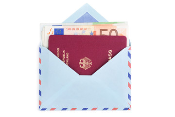 Fototapeta premium Passport mit dem Geld in einem Umschlag