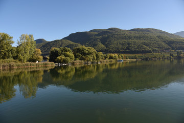 Fototapeta premium lago barche pescare pescatore riflesso