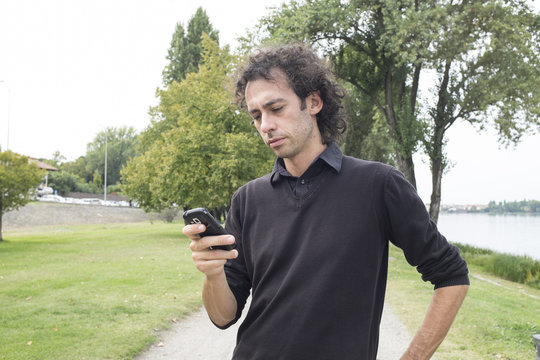 ragazzo al telefono