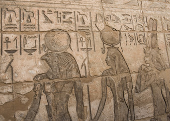 Fototapeta na wymiar Egyptian hieroglyphic carvings on wall