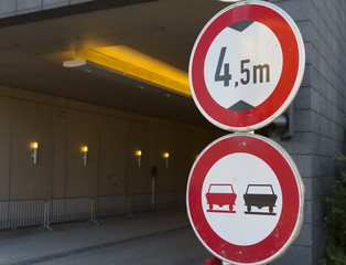 An image of a warning sign telling that the tunnel is 4,5 meters high and passing by is prohibited. The warning signs has been composed to the right side of the image.