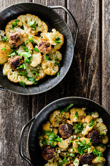 Gebackener Blumenkohl auf holztisch