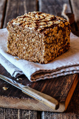 Roggenvollkornbrot Leinentuch Holzbrett