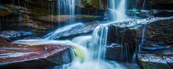 Fototapeten Tropischer Wasserfall im Dschungelpanorama © Dmitry Rukhlenko
