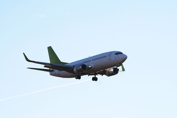 Пассажирский самолет на фоне голубого неба.