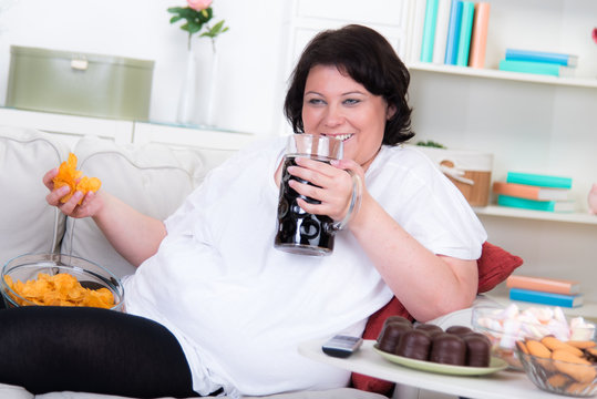 Übergewichtige Frau bei einem typischen fernsehabend