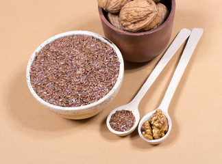 Sources of omega 3 fatty acids: flaxseeds and walnuts