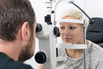 Augenuntersuchung einer jungen Frau beim Optiker