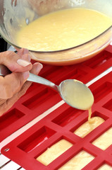 Remplissage du moule à gâteau en silicone