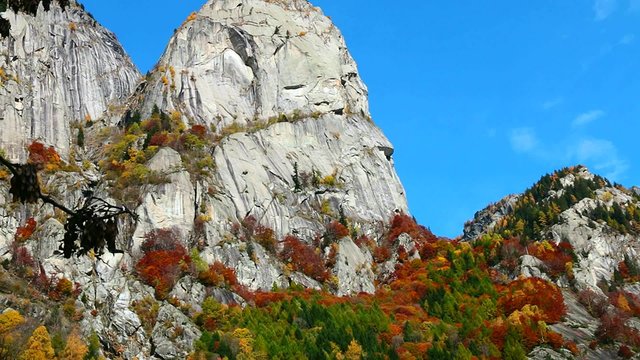 parete di granito in val di Mello (Italy) in autunno