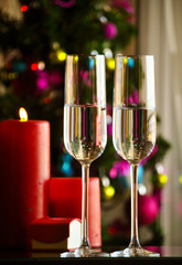 two champagner glasses on glass table with bokeh background