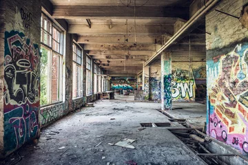 Gordijnen Oude verlaten fabriekshal © Juhku