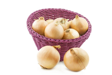 Rohe Zwiebeln in einem Körbchen, freigestellt
