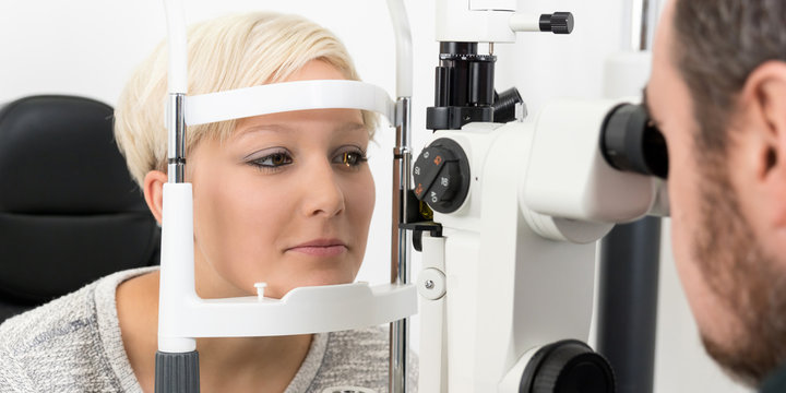 Junge blonde Frau beim Augenarzt