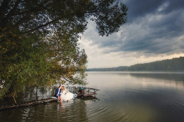 Fototapeta na wymiar Wedding couple and lake