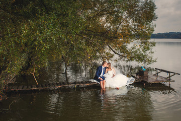 Fototapeta na wymiar Wedding couple and lake