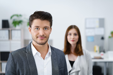 motivierte junge kollegen am arbeitsplatz