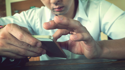 Obraz premium businessman using a mobile phone with texting message