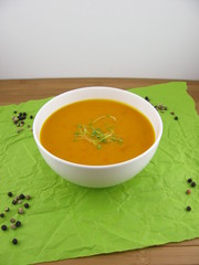 Kürbissuppe mit Sahne und frischen Sprossen