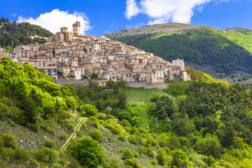 beautiful authentic villages of Italy - Castel del monte . Abruz - obrazy, fototapety, plakaty