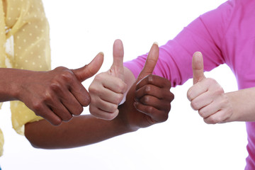Afrikanische und europäische Frau halten Daumen hoch