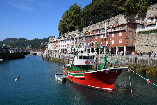 Fototapeta Chalutier de pêche dans le port de San Sebastian