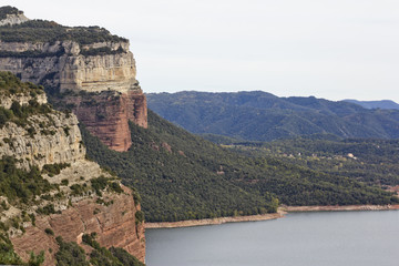 Fototapeta na wymiar Cliffs in Tavertet over the Sau reservoir