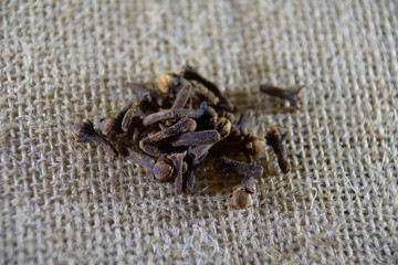 Several cloves lying on the sackcloth