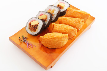 おいしそうな太巻きと稲荷寿司 