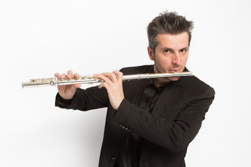 Musico tocando la flauta travesera sobre fondo blanco © alvaher