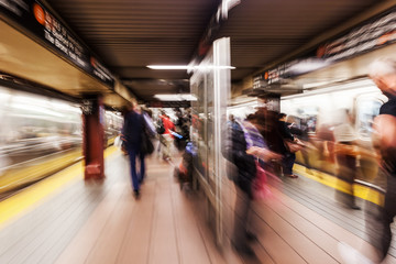 Bild mit kreativem Zoomeffekt einer U-Bahn-Sation in Manhattan, NYC