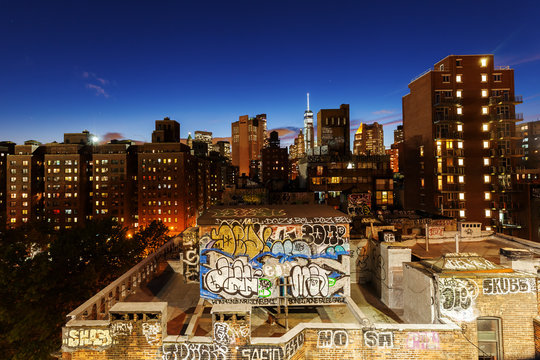 Stadtansicht in Lower Manhattan, New York City, bei Nacht