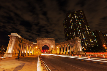 Nachtfotografie vom Triumphbogen mit Colonnaden an der Manhattan Bridge in Manhattan, NYC