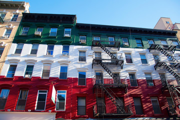 Wohngebäude mit Italienischen Nationalfarben in Little Italy, Manhattan, New York City