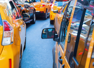 gelbe Taxis in Manhattan, NYC, im Verkehrsstau