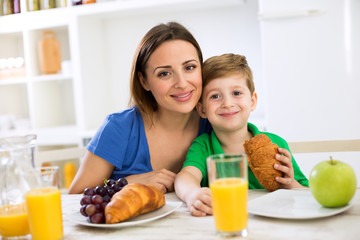 Obraz na płótnie Canvas Happy smiling family eating healthy fresh breakfast