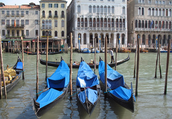 Fototapeta na wymiar Venise, gondoles et palais sur le Grand Canal, Italie