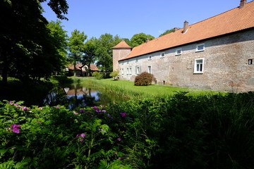 Fototapeta na wymiar Burg Berum im Ortsteil von Hage, Berum, Ostfriesland, Niedersach