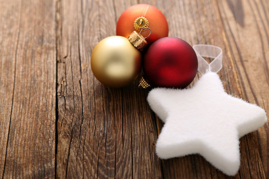 Decorazioni di Natale sul tavolo in legno - Powered by Adobe