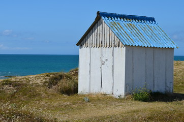 Fototapeta na wymiar Cabanes de plage à Gouville-sur-Mer (Manche-Normandie) 