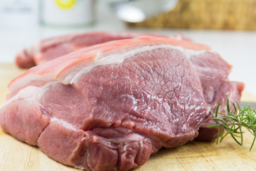 Rohes Schweinefleisch am Stück - der Schweinebraten mit Kruste