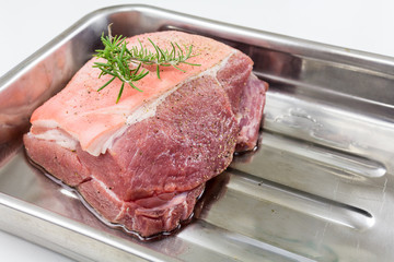 Rohes Schweinefleisch am Stück - der Schweinebraten mit Kruste