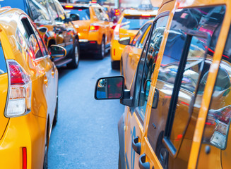 gelbe Taxis in Manhattan, New York City, im Stau
