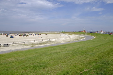 Neuharlingersiel mit Hafen, Strand und historischen Ortskern, Os