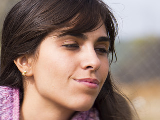 mujer morena / primer plano de perfil mirando a la derecha