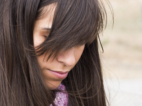 mujer ojos tapados por flequillo