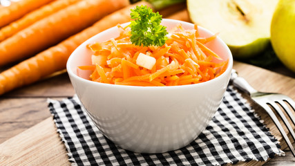Karottensalat mit Äpfel - carrot salad with apples