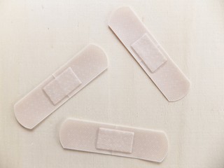 絆創膏　4