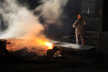 Obraz premium Warsztat stalowy, robotnicy pracują